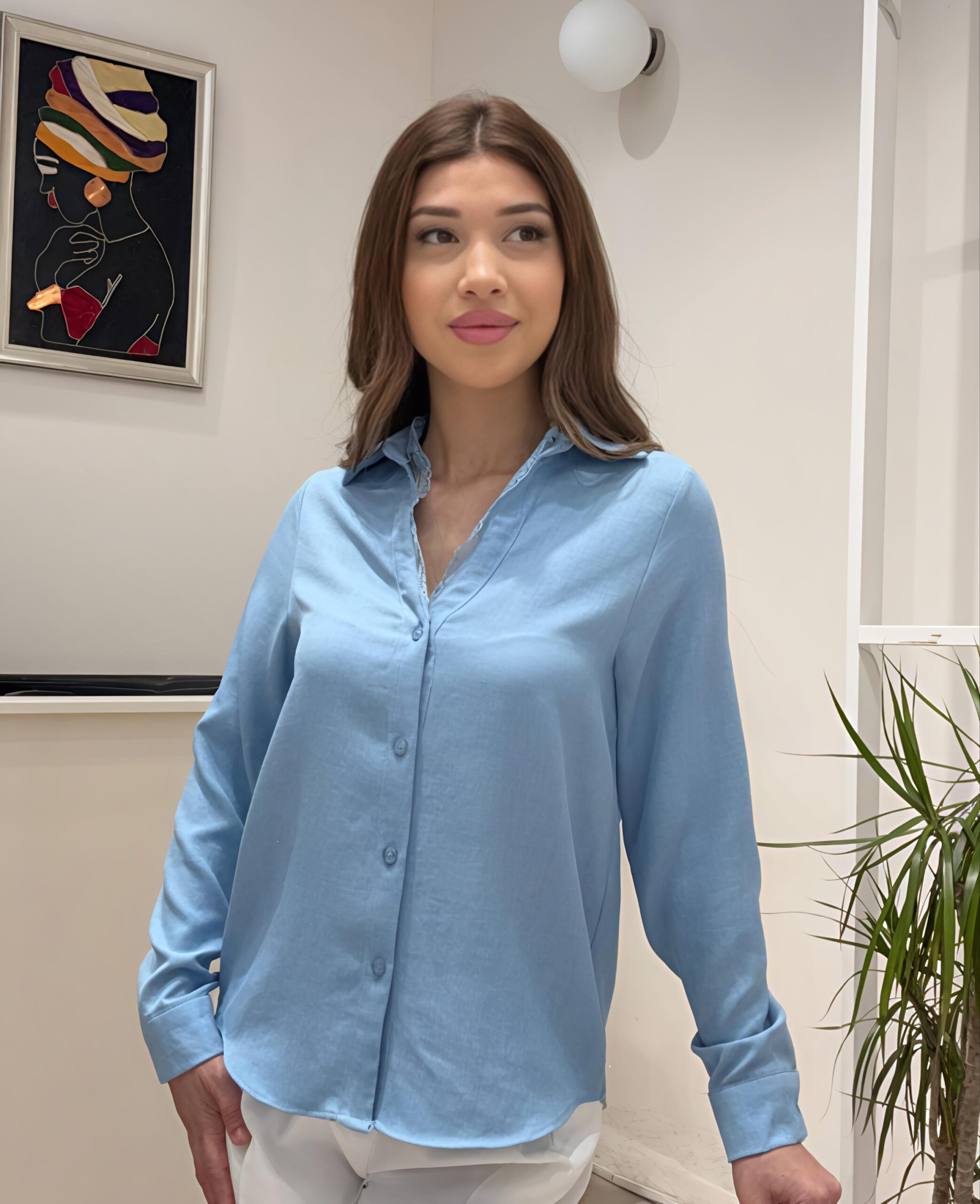 Chemise Bleu Ciel à Détail Dentelle