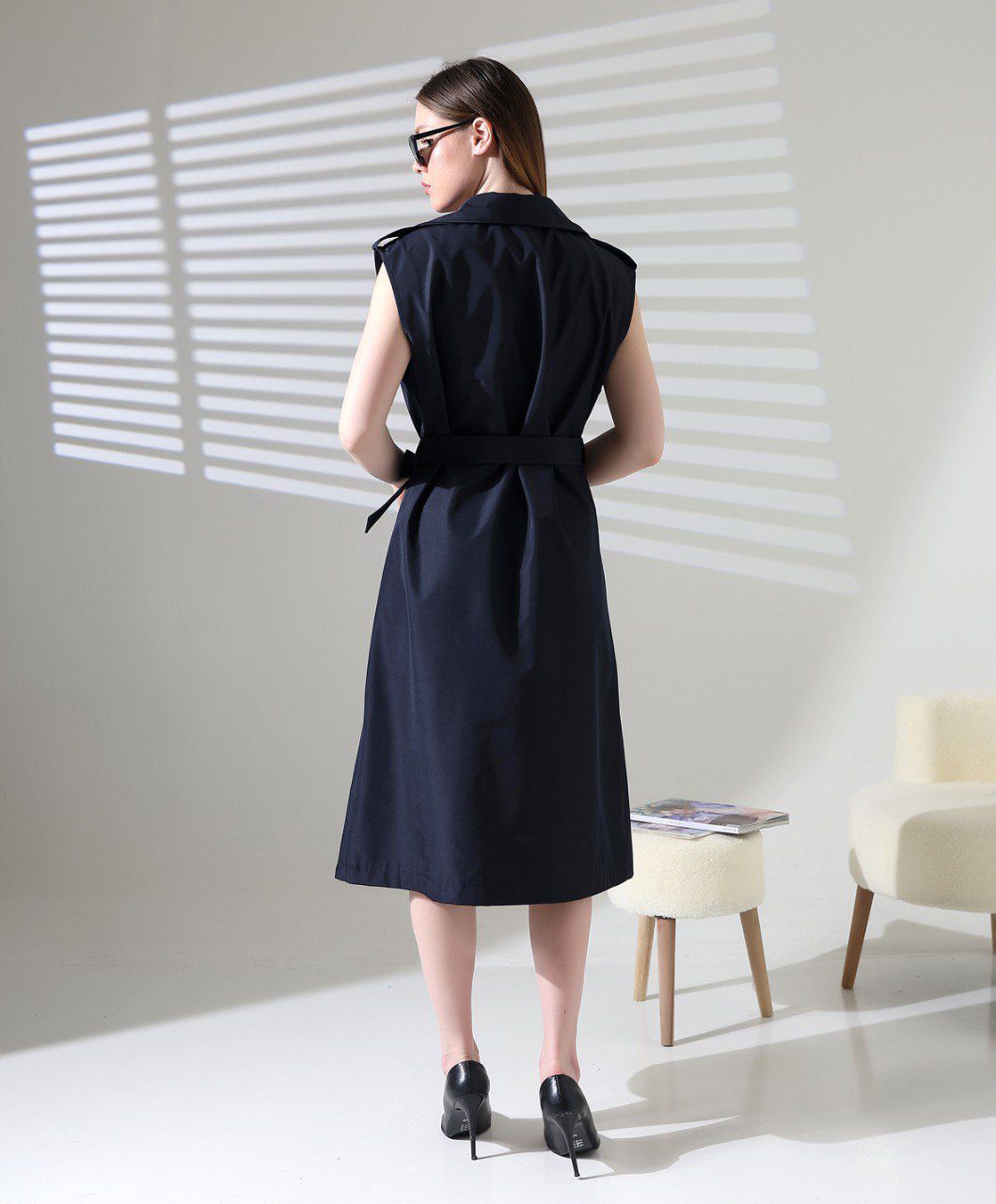 Robe Trench Noire Sans Manches – Image 2