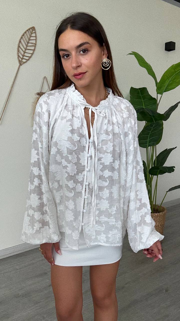 Chemisier Blanc à Motifs Floraux – Image 2